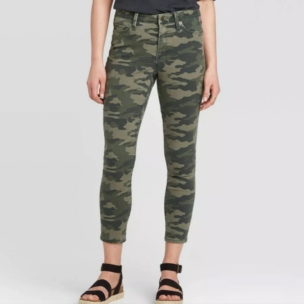 High-rise skinny crop camo pants